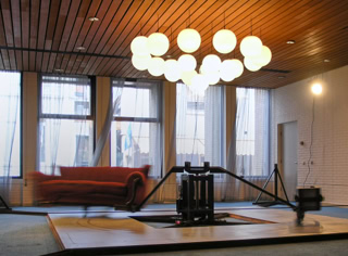 Abbildung der kinetischen Arbeit "rotierendes Sofa" aus dem Jahr 1995