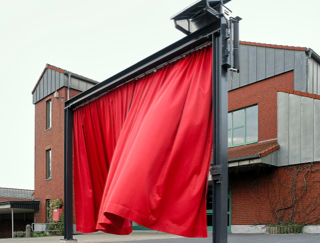 Abbildung der kinetischen Arbeit "Vorhang auf"