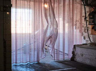 Abbildung der Arbeit "Rauminstallation mit zartem, rosa Vorhang und Kanone" aus dem Jahr 2002