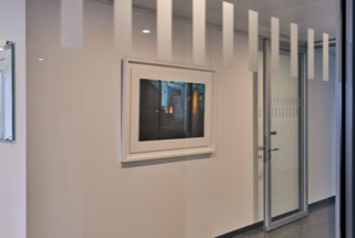 Thomas Gerhards und Werner Rückemann mit einer Fotografie aus der Serie „Situationen ändern sich!“ in den Räumlichkeiten der KonvOY GmbH.