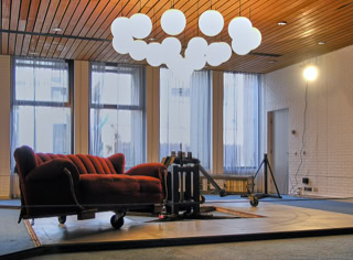 Abbildung der kinetischen Arbeit "rotierendes Sofa" aus dem Jahr 1995