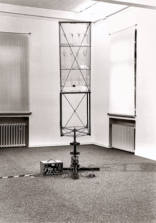 Abbildung der kinetischen Arbeit "Glasvitrine" aus dem Jahr 1999