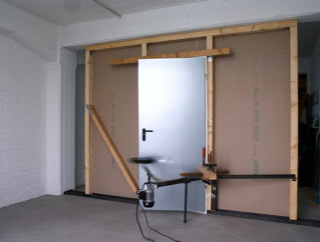 Moment aus der kinetischen Installation "[Tür] zuschlagen" aus dem Jahr 2011