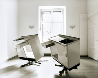 Abbildung der kinetischen Skulptur "zwei Spülen" aus dem Jahr 1997