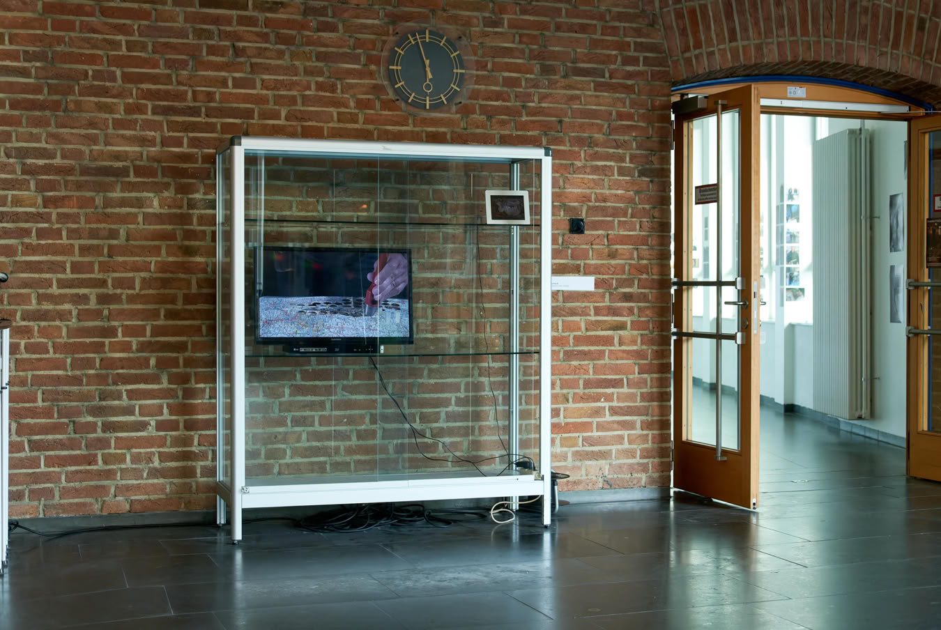 Thomas Gerhards: Standpunkte, 2021 Vitrine mit dem Video "Standpunkte" und dem Video "The Calling Question"