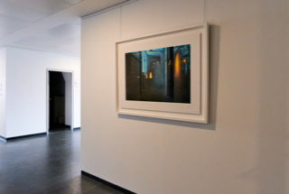 Thomas Gerhards und Werner Rückemann mit einer Fotografie aus der Serie „Situationen ändern sich!“ in den Räumlichkeiten der KonvOY GmbH.