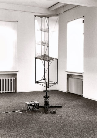 Abbildung der kinetischen Arbeit "Glasvitrine" aus dem Jahr 1999