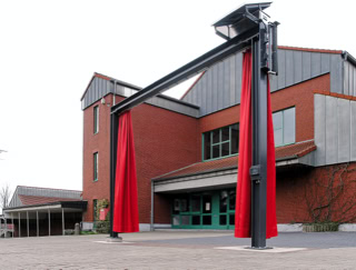 Abbildung der kinetischen Arbeit "Vorhang auf"