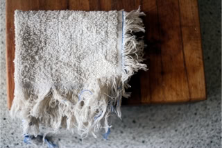 Fotografie mit dem Titel "Spültuch" aus der Fotoserie "bewohnt"