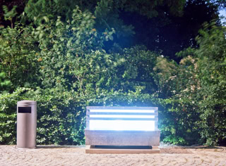 Abbildung der Licht-Skulptur "Memory 3 (Sonnenbank mit Eisberg)" aus dem Jahr 2006