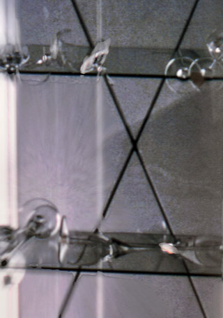 Abbildung der kinetischen Arbeit "Glasvitrine" aus dem Jahr 1999