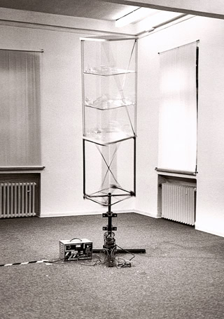 Abbildung der kinetischen Arbeit "Glasvitrine" aus dem Jahr 1999