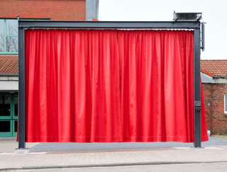 Abbildung der kinetischen Arbeit "Vorhang auf"