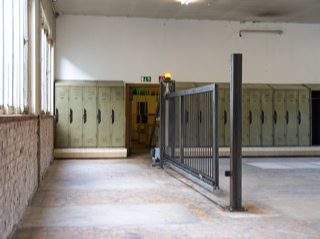 Abbildund der kinetischen Rauminstallation "Tor 2" aus dem Jahr 2007 