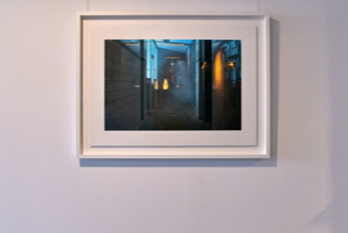 Thomas Gerhards und Werner Rückemann mit einer Fotografie aus der Serie „Situationen ändern sich!“ in den Räumlichkeiten der KonvOY GmbH.