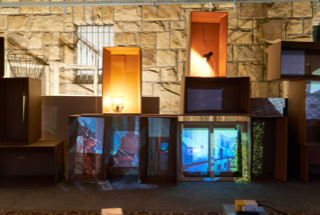 Einblick in die audiovisuelle Installation "Ort ohne Heimweh"