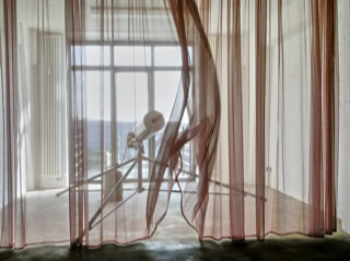 Abbildung der Arbeit "Rauminstallation mit zartem, rosa Vorhang und Kanone" aus dem Jahr 2002