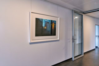 Thomas Gerhards und Werner Rückemann mit einer Fotografie aus der Serie „Situationen ändern sich!“ in den Räumlichkeiten der KonvOY GmbH.