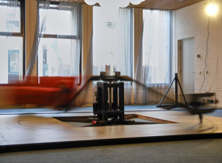 Abbildung der kinetischen Arbeit "rotierendes Sofa" aus dem Jahr 1995