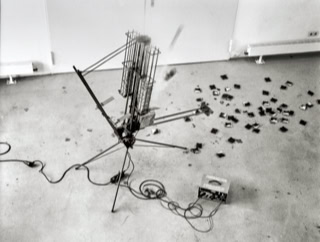 Abbildung der kinetischen Skulptur "schießender Toaster" aus dem Jahr 1998