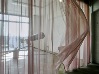 Abbildung der Arbeit "Rauminstallation mit zartem, rosa Vorhang und Kanone" aus dem Jahr 2002
