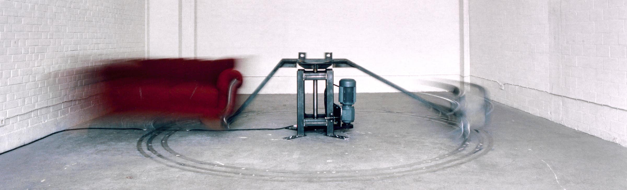 Die Abbildung zeigt die Arbeit "rotierendes Sofa" aus dem Jahr 1995.
