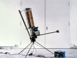 Abbildung der kinetischen Skulptur "schießender Toaster" aus dem Jahr 1998
