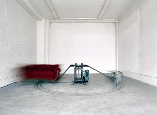 Abbildung der kinetischen Arbeit "rotierendes Sofa" aus dem Jahr 1995