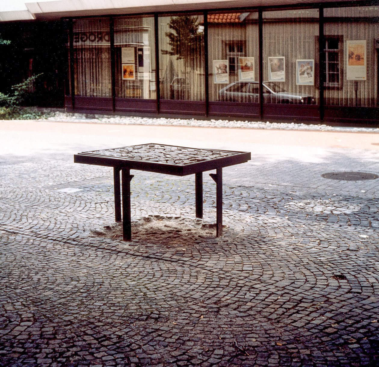 Ort, 1989 Die Abbildung zeigt die ortsbezogene Arbeit "Ort" von 1989 auf der Münster Straße in Ibbenbüren.
