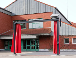 Abbildung der kinetischen Arbeit "Vorhang auf"