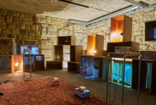 Einblick in die audiovisuelle Installation "Ort ohne Heimweh"