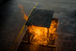 Fotografie: Foto 4352 aus der Fotoserie „Staubexplosionen – begrenzt konrollierbare Räume“